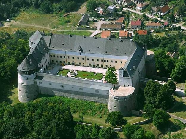красный замок, словакия замки
